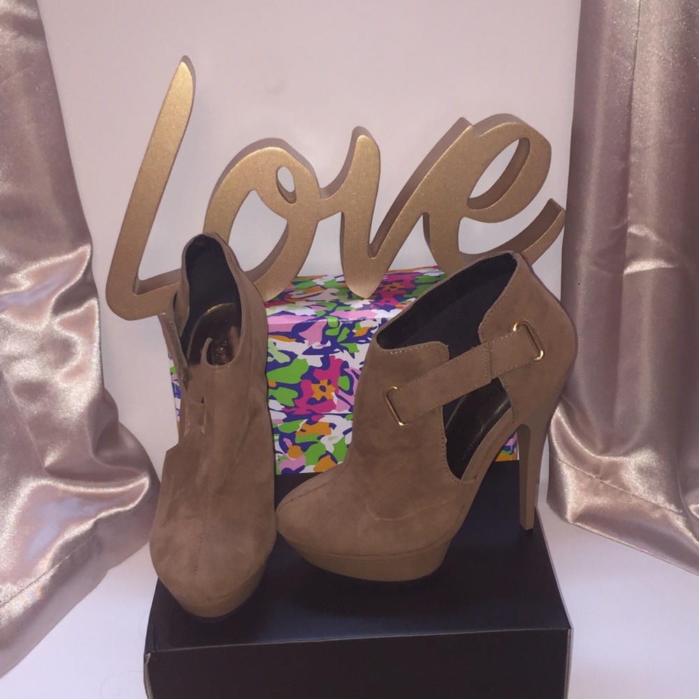 Brown suede platform, round toe bootie